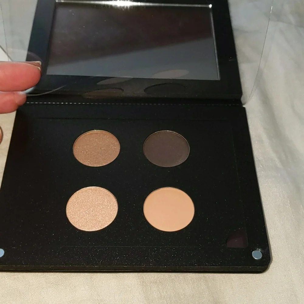 NWT Ittse Magnetic Eye Palette Eco Vegan Leather Shimmer Buildable Netural